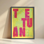 Cuadro del barrio de Tetuán, Madrid, en el diseño la Revoltosa, donde las letras del nombre aparecen aleatoriamente en diferentes líneas para un diseño urbano realmente original diseñado en amarillo y fucsia con impresión sin márgenes, apoyado contra la pared