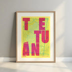 Cuadro del barrio de Tetuán, Madrid, en el diseño la Revoltosa, donde las letras del nombre aparecen aleatoriamente en diferentes líneas para un diseño urbano realmente original diseñado en amarillo y fucsia con margen en un entorno minimalista con iluminación cálida