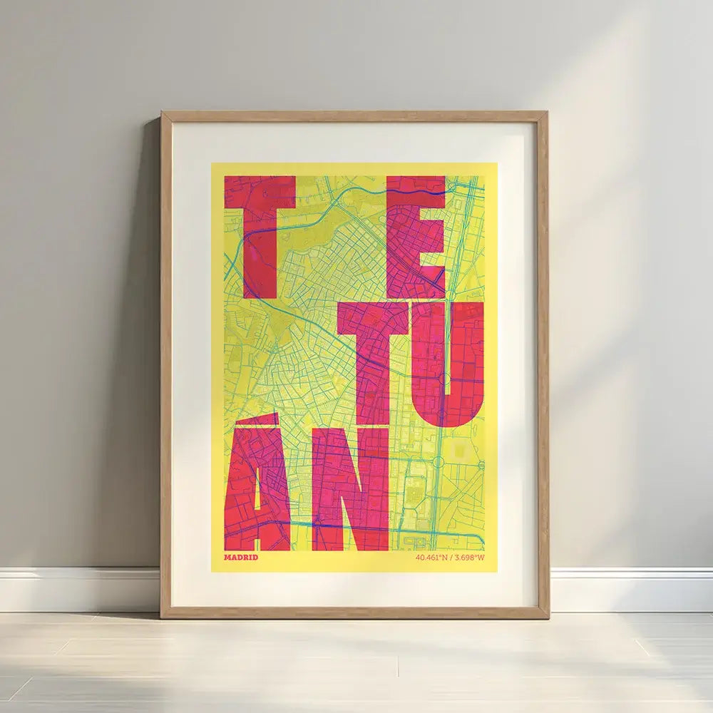 Cuadro del barrio de Tetuán, Madrid, en el diseño la Revoltosa, donde las letras del nombre aparecen aleatoriamente en diferentes líneas para un diseño urbano realmente original diseñado en amarillo y fucsia con margen en un entorno minimalista con iluminación cálida
