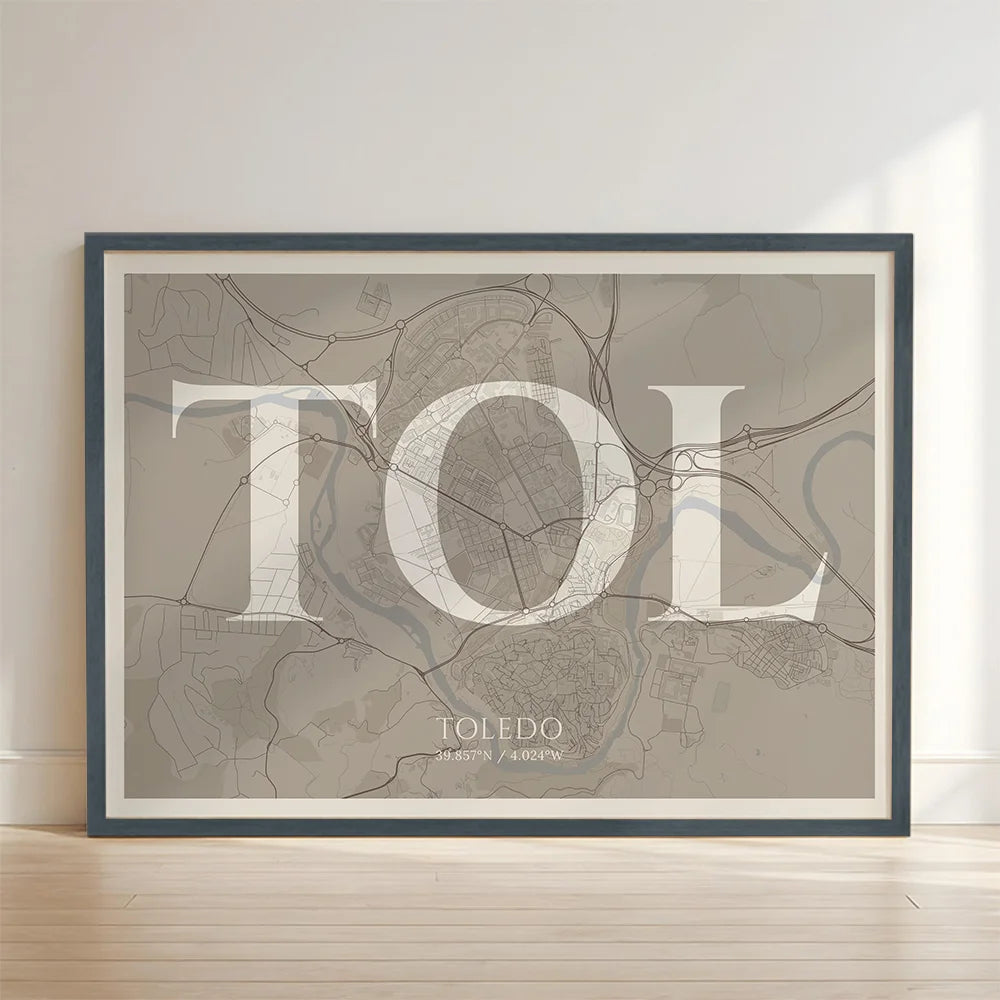 Cuadro de Toledo en el diseño La Clásica, inspirado en la tipografía cincelada con una fuente elegante que crea un bonito contraste visual diseñado en marrón claro y fondo blanco roto con impresión sin márgenes, apoyado contra la pared
