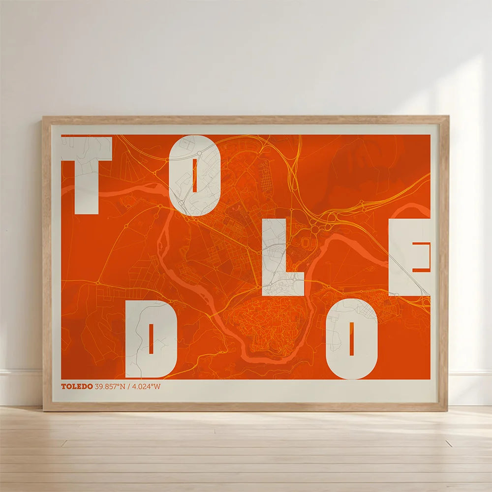 Cuadro de Toledo en el diseño la Revoltosa, donde las letras del nombre aparecen aleatoriamente en diferentes líneas para un diseño urbano realmente original diseñado en naranja y fondo blanco roto con impresión sin márgenes, apoyado contra la pared