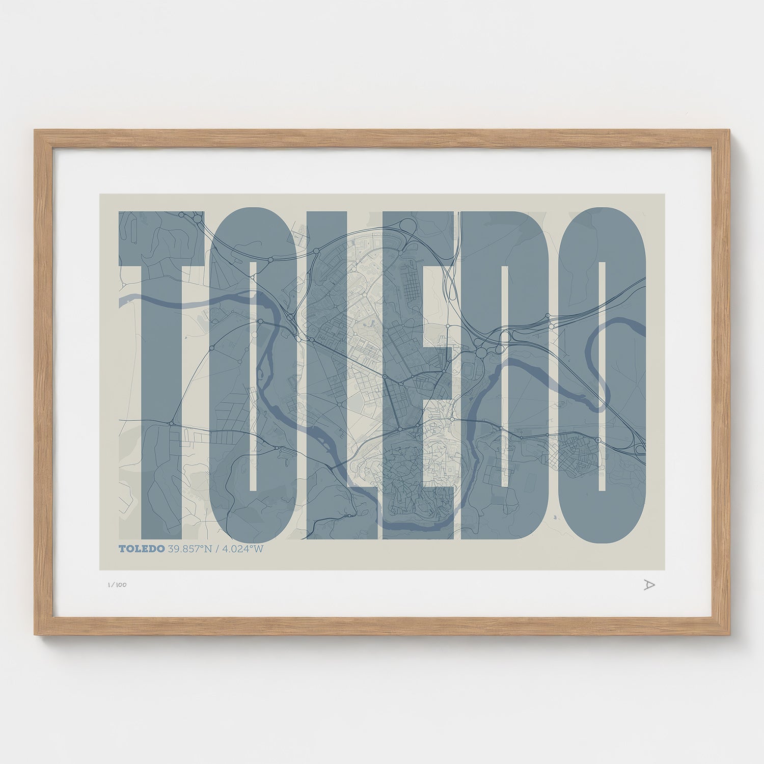Lámina tipográfica de Toledo – diseño Extra Comprimida, marco de madera natural