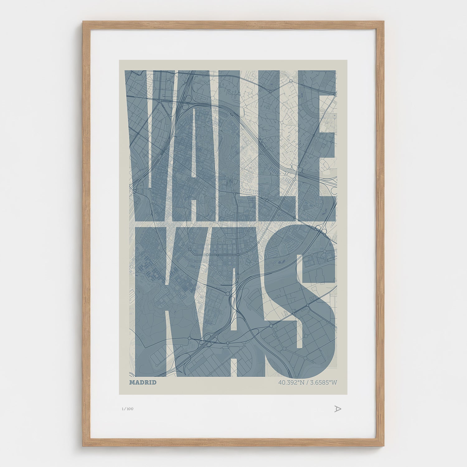 Lámina tipográfica de Vallecas – diseño Extra Comprimida, marco de madera natural