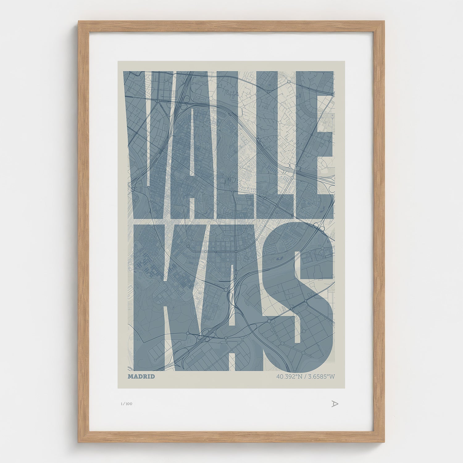 Lámina tipográfica de Vallecas – diseño Extra Comprimida, marco de madera natural