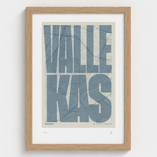Lámina tipográfica de Vallecas – diseño Extra Comprimida, marco de madera natural