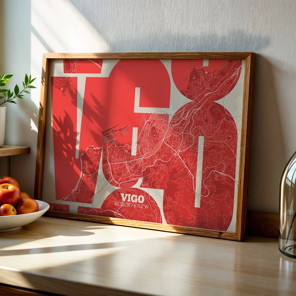 Diseño de interiores moderno con la lámina de Vigo en mi diseño la Inseparable, una visión artística con una tipografía expresiva que muestra la abreviatura del nombre sobre el mapa detallado diseñado en rojo y fondo blanco roto, expuesto en la pared de un salón
