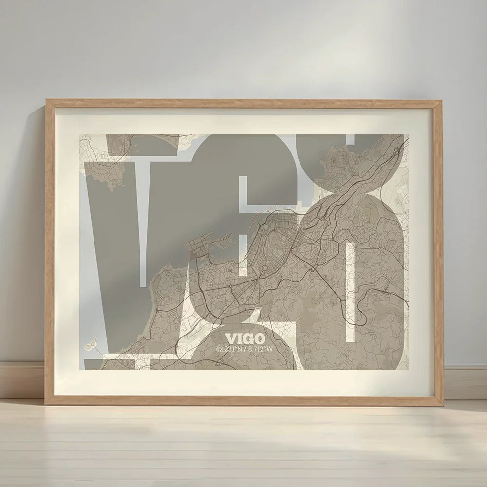 Cuadro de Vigo en mi diseño la Inseparable, una visión artística con una tipografía expresiva que muestra la abreviatura del nombre sobre el mapa detallado diseñado en marrón claro y fondo blanco roto con margen en un entorno minimalista con iluminación cálida