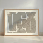 Cuadro de Vigo en mi diseño la Inseparable, una visión artística con una tipografía expresiva que muestra la abreviatura del nombre sobre el mapa detallado diseñado en marrón claro y fondo blanco roto con margen en un entorno minimalista con iluminación cálida