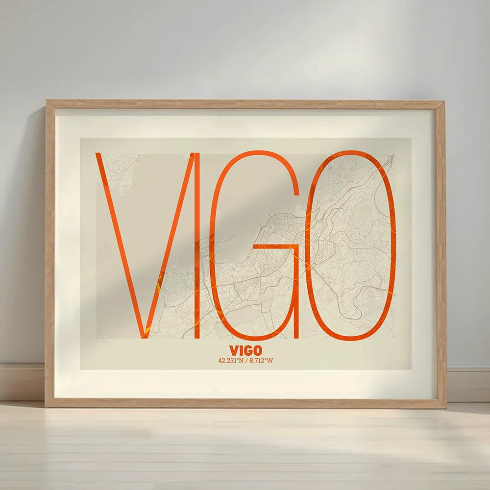 Cuadro de Vigo en el diseño la Ultrafina, una estética minimalista que combina cartografía urbana con letras modernas, finas y elegantes diseñado en naranja y fondo blanco roto con margen en un entorno minimalista con iluminación cálida
