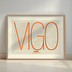 Cuadro de Vigo en el diseño la Ultrafina, una estética minimalista que combina cartografía urbana con letras modernas, finas y elegantes diseñado en naranja y fondo blanco roto con margen en un entorno minimalista con iluminación cálida