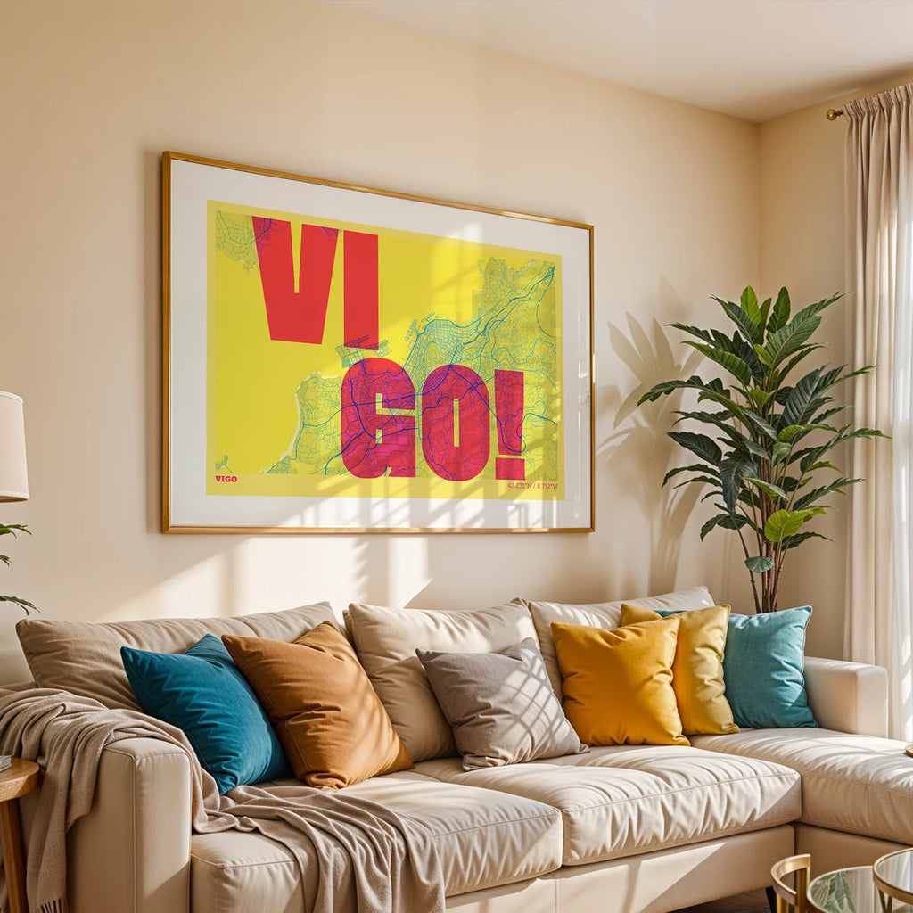 Diseño de interiores moderno con la lámina de Vigo en el diseño la Revoltosa, donde las letras del nombre aparecen aleatoriamente en diferentes líneas para un diseño urbano realmente original diseñado en amarillo y fucsia, expuesto en la pared de un salón