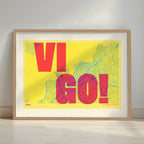 Cuadro de Vigo en el diseño la Revoltosa, donde las letras del nombre aparecen aleatoriamente en diferentes líneas para un diseño urbano realmente original diseñado en amarillo y fucsia con margen en un entorno minimalista con iluminación cálida