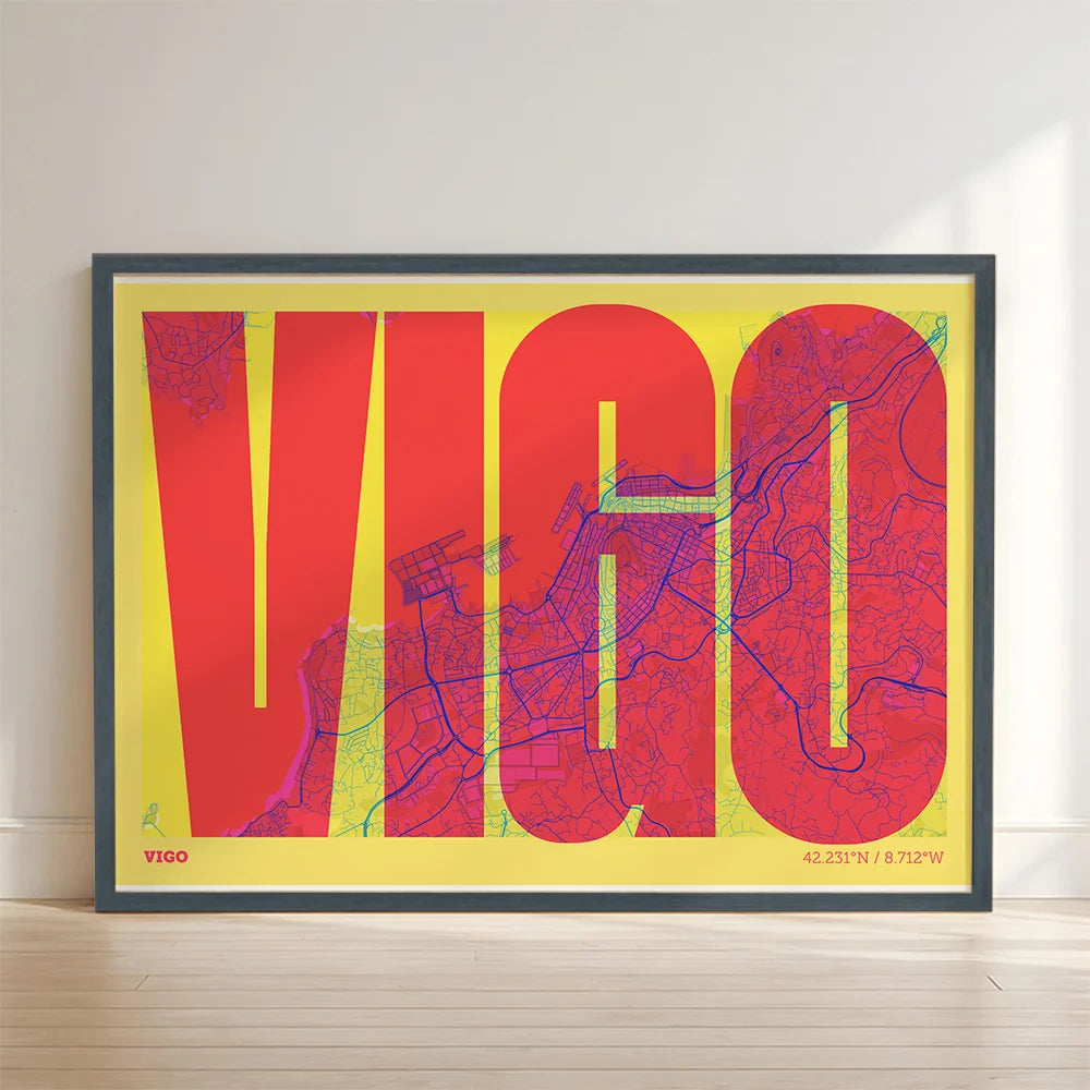 Cuadro de Vigo en el diseño la Extra Comprimida, donde las letras se ajustan al ancho del mapa de la ciudad diseñado en amarillo y fucsia con impresión sin márgenes, apoyado contra la pared