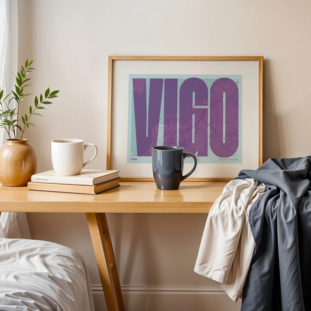 Diseño de interiores moderno con la lámina de Vigo en el diseño la Extra Comprimida, donde las letras se ajustan al ancho del mapa de la ciudad diseñado en púrpura y azul claro, expuesto en la pared de un salón