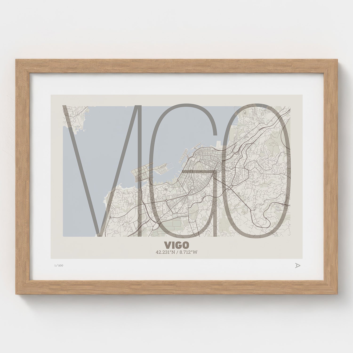 Lámina tipográfica de Vigo – diseño Ultrafina, marco de madera natural