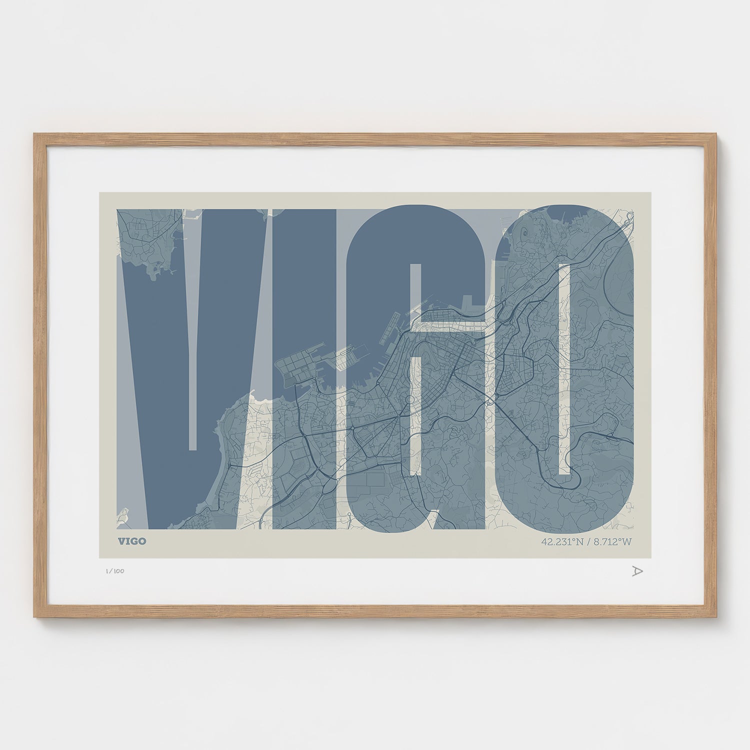 Lámina tipográfica de Vigo – diseño Extra Comprimida, marco de madera natural