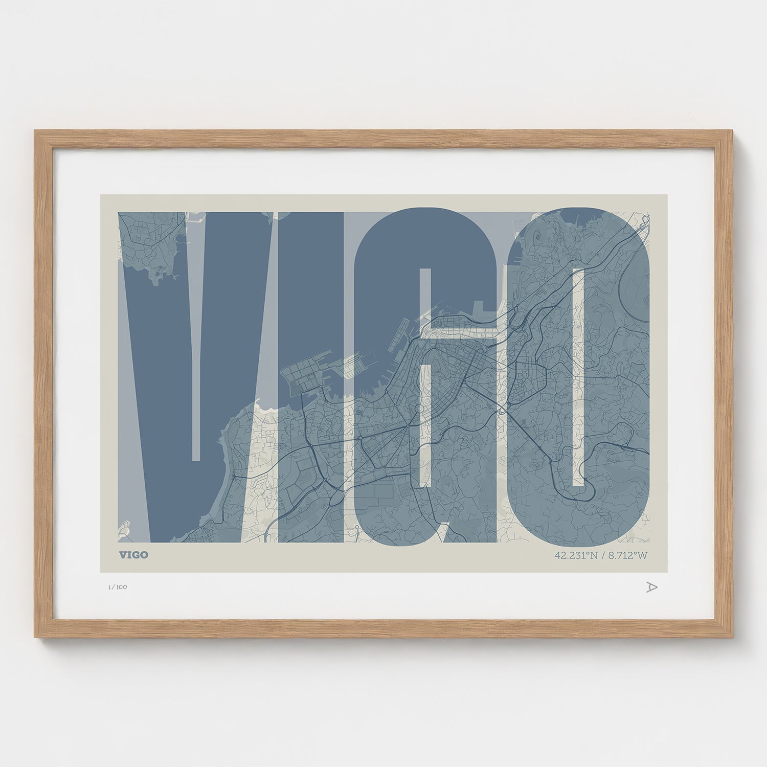 Lámina tipográfica de Vigo – diseño Extra Comprimida, marco de madera natural