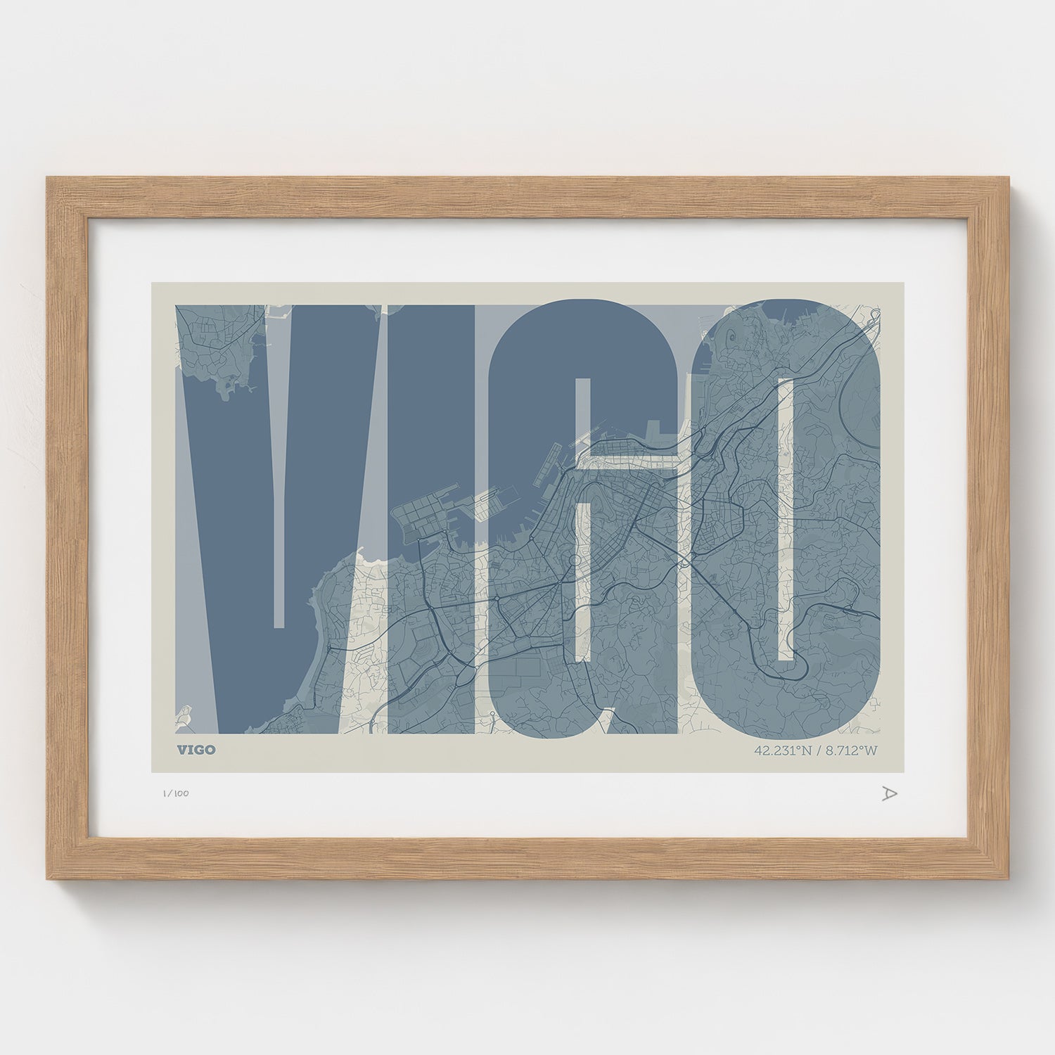 Lámina tipográfica de Vigo – diseño Extra Comprimida, marco de madera natural