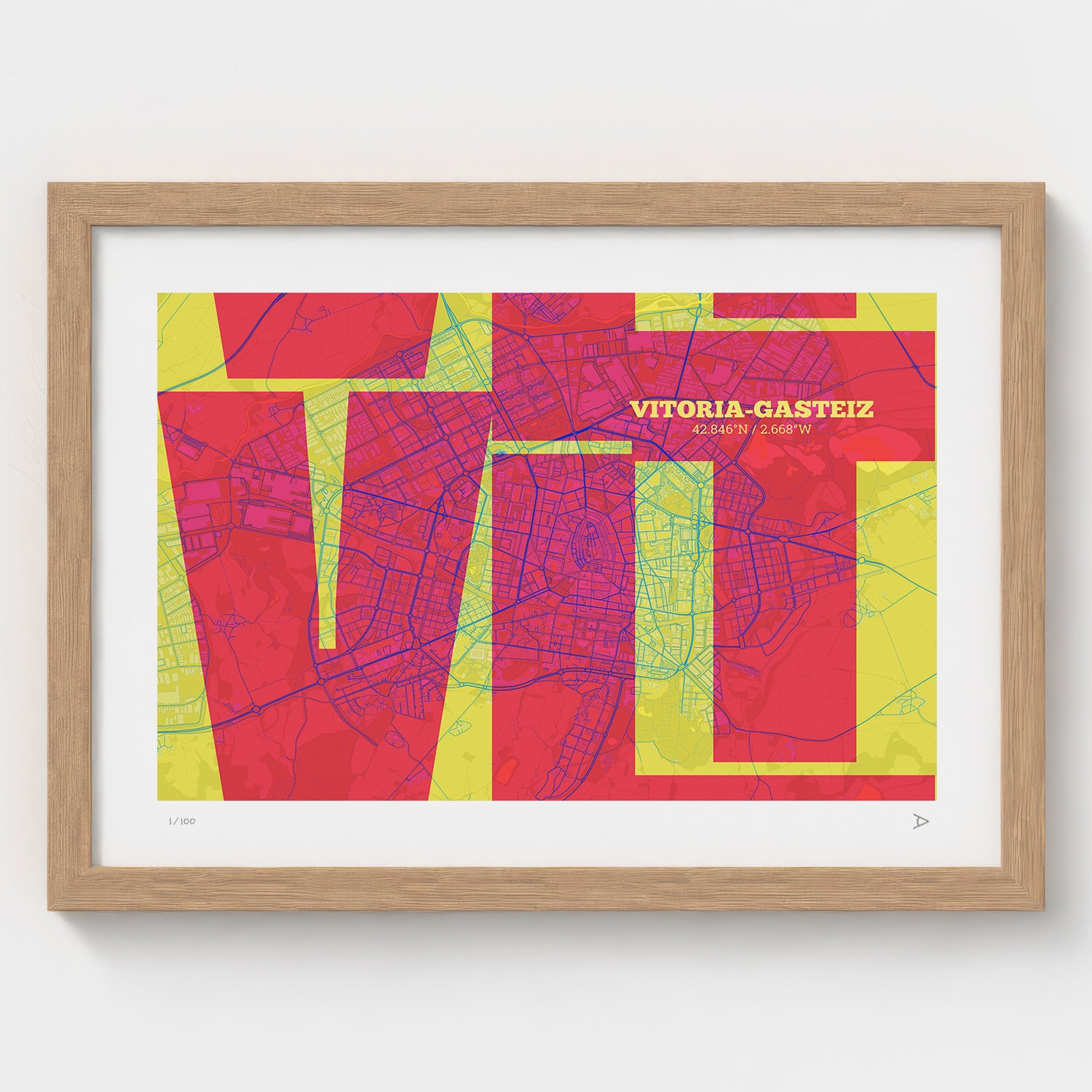 Lámina tipográfica de Vitoria-Gasteiz – diseño Inseparable, marco de madera natural
