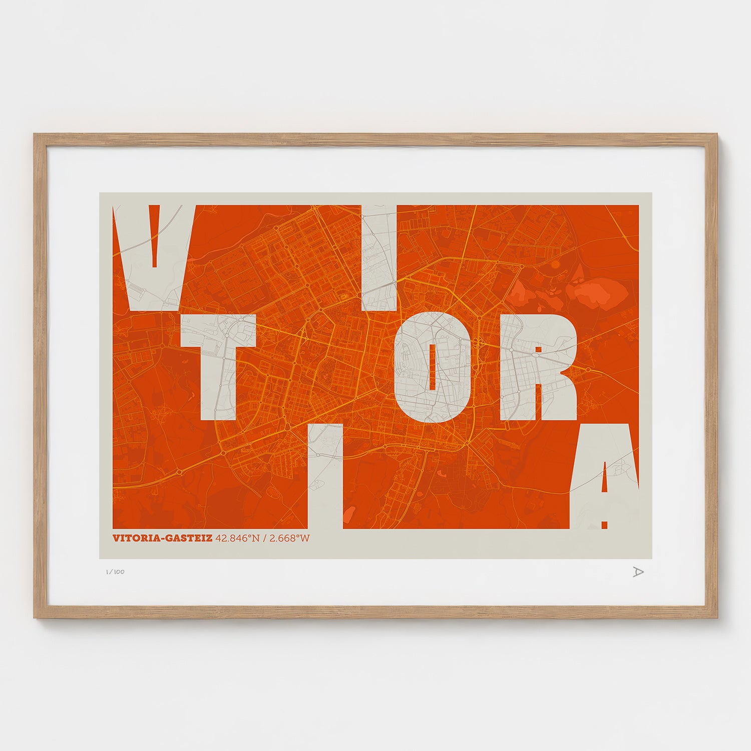 Lámina tipográfica de Vitoria-Gasteiz – diseño Revoltosa, marco de madera natural