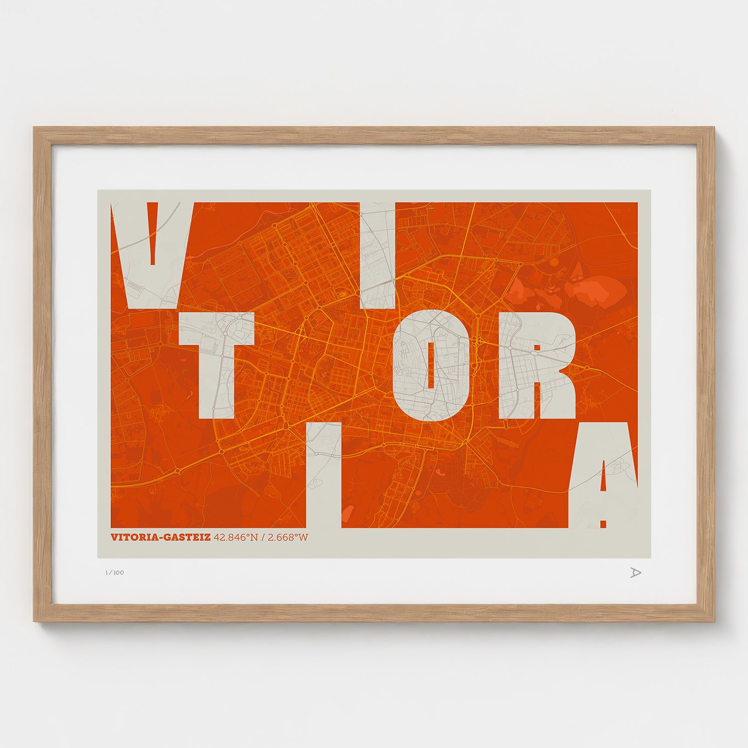 Lámina tipográfica de Vitoria-Gasteiz – diseño Revoltosa, marco de madera natural