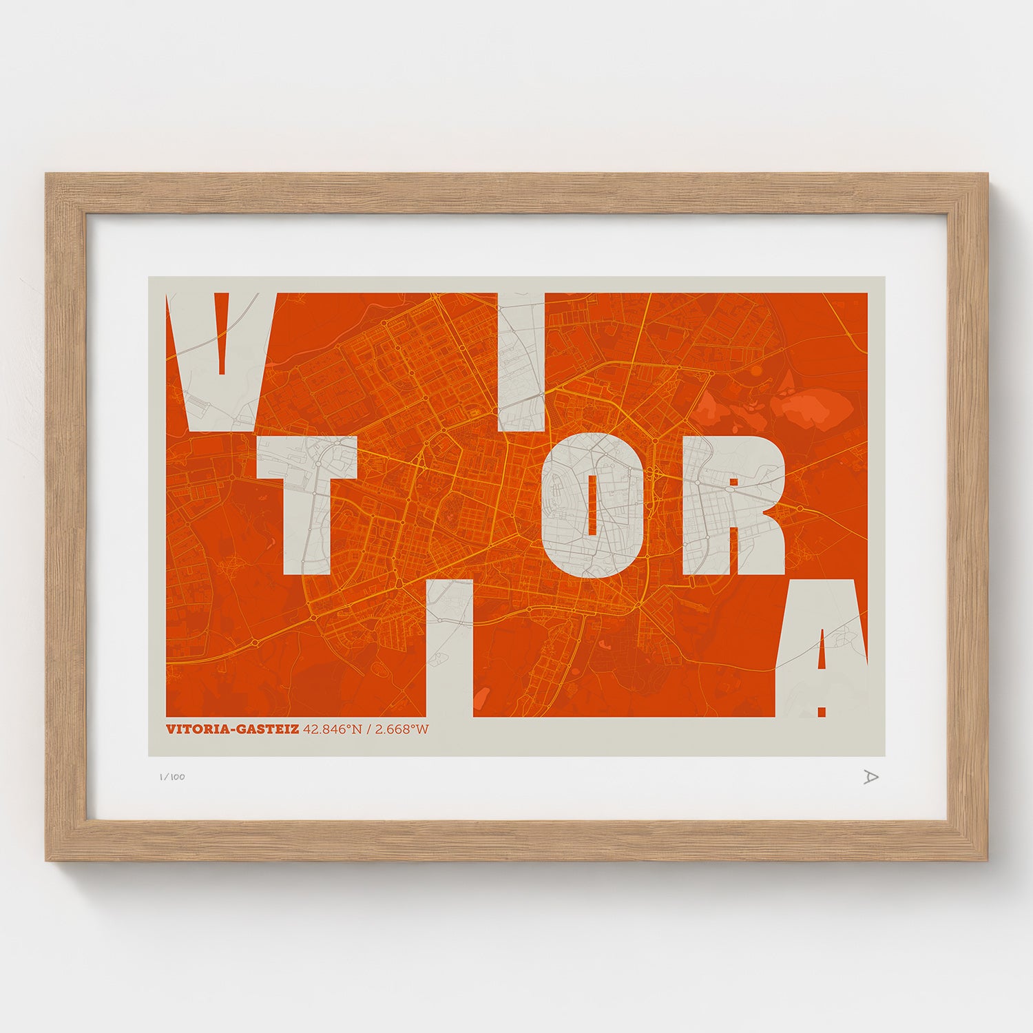 Lámina tipográfica de Vitoria-Gasteiz – diseño Revoltosa, marco de madera natural