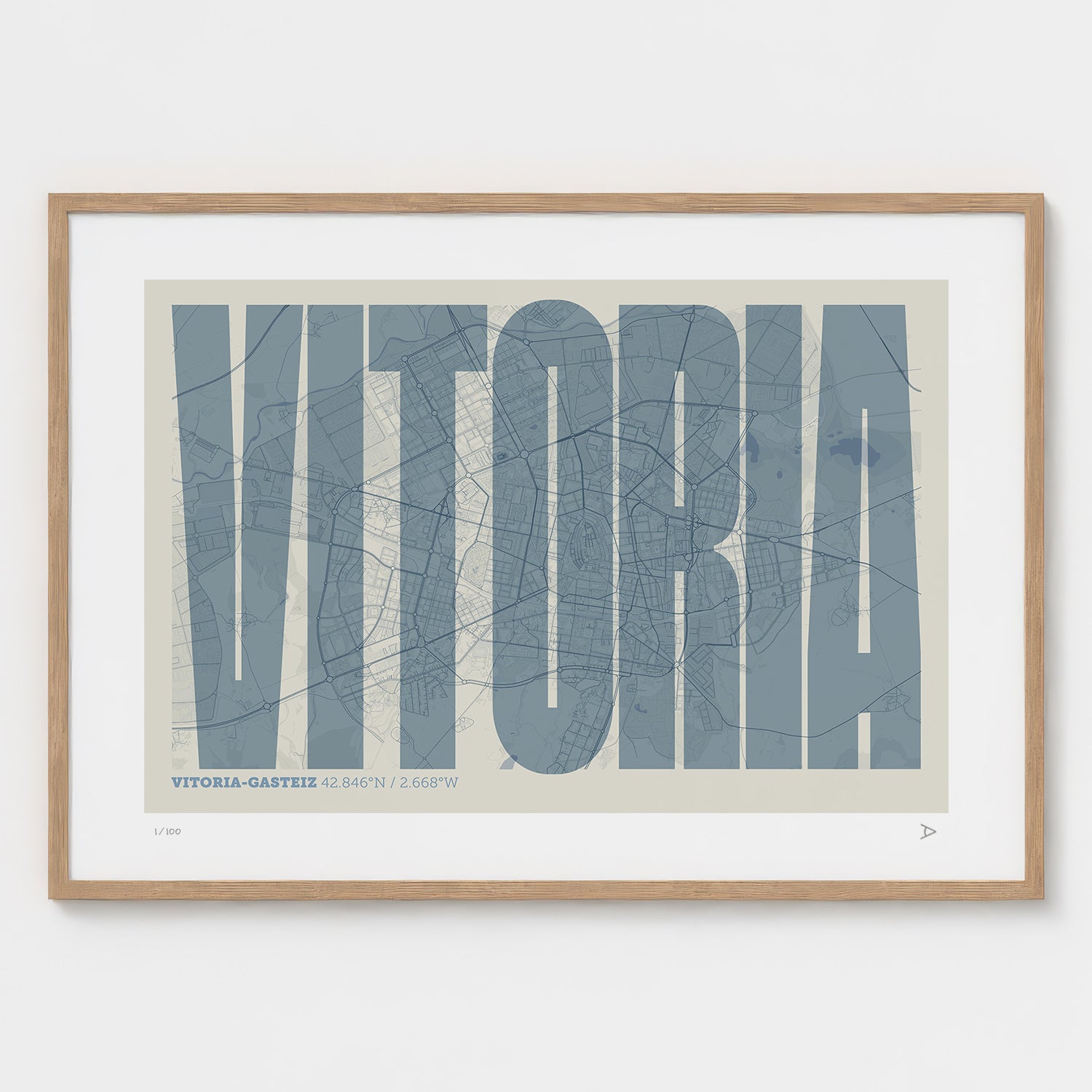 Lámina tipográfica de Vitoria-Gasteiz – diseño Extra Comprimida, marco de madera natural