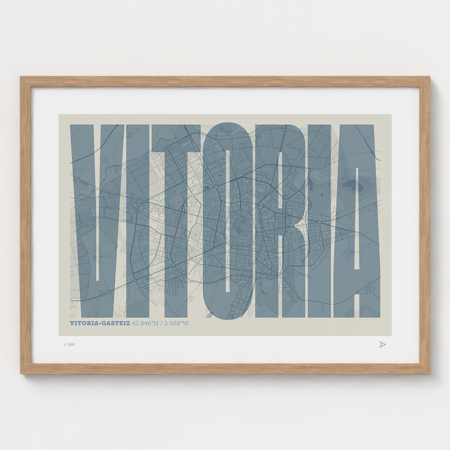 Lámina tipográfica de Vitoria-Gasteiz – diseño Extra Comprimida, marco de madera natural