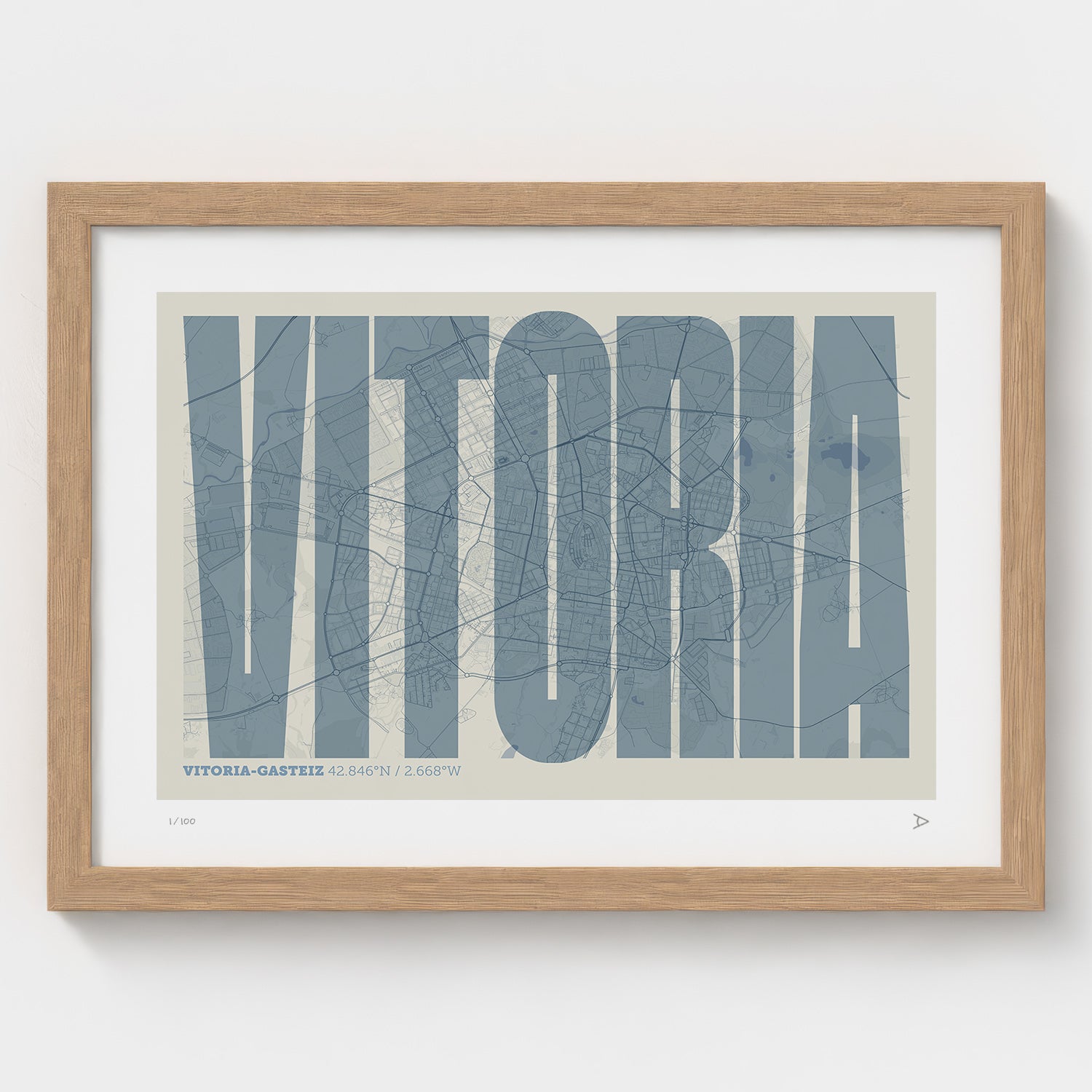 Lámina tipográfica de Vitoria-Gasteiz – diseño Extra Comprimida, marco de madera natural