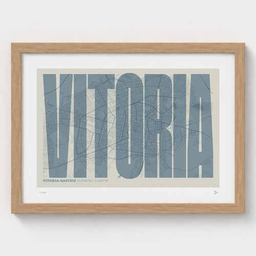Lámina tipográfica de Vitoria-Gasteiz – diseño Extra Comprimida, marco de madera natural