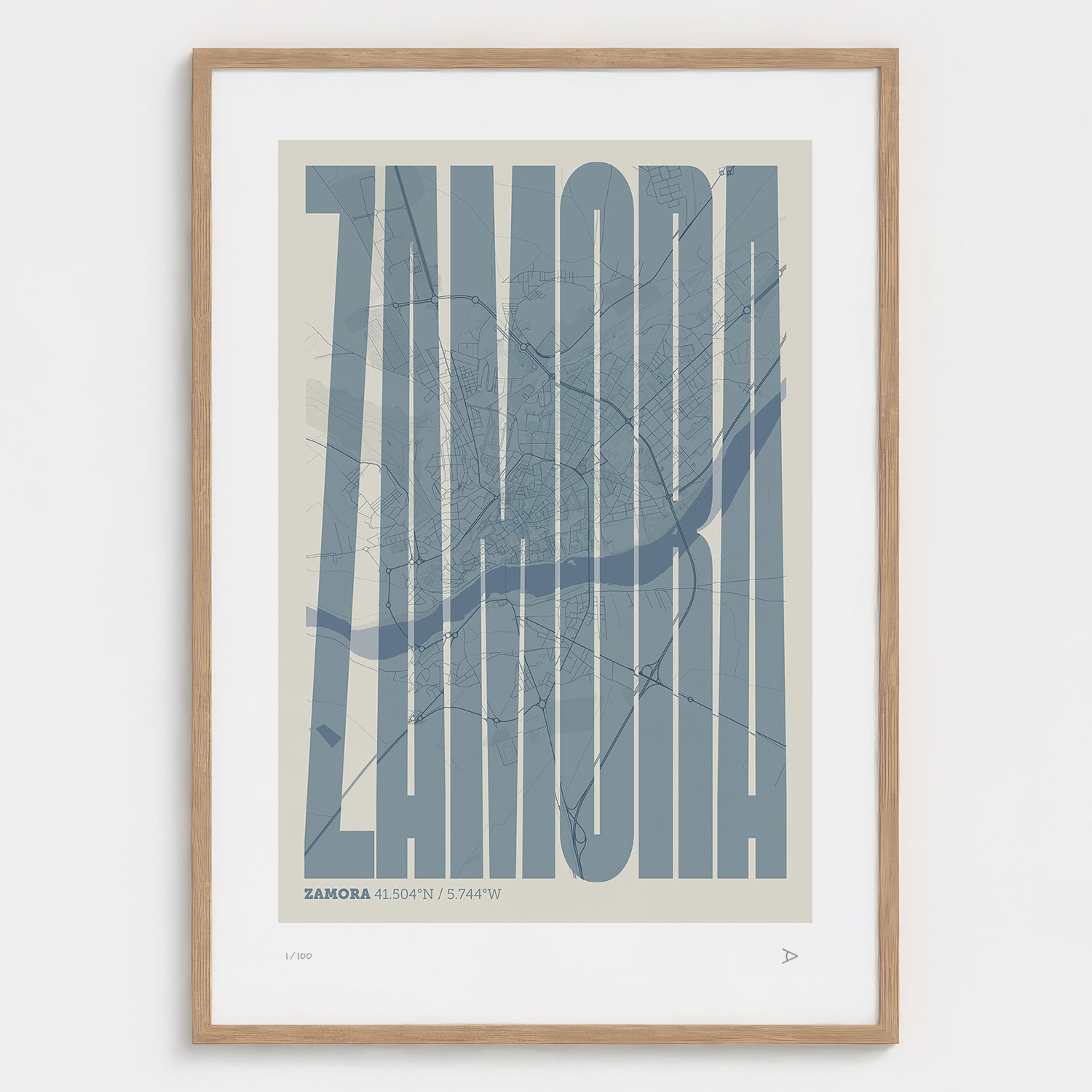 Lámina tipográfica de Zamora – diseño Extra Comprimida, marco de madera natural