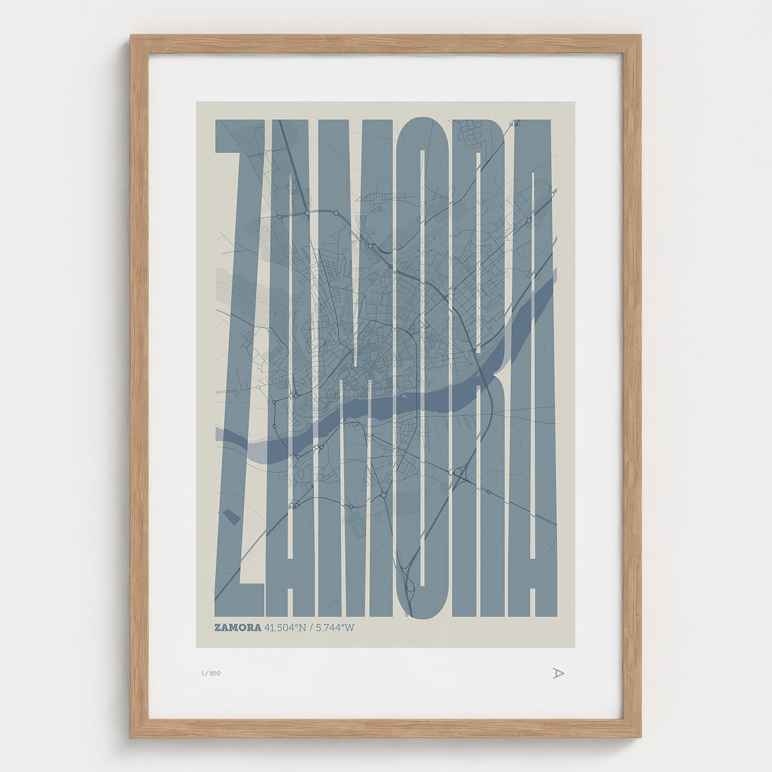 Lámina tipográfica de Zamora – diseño Extra Comprimida, marco de madera natural