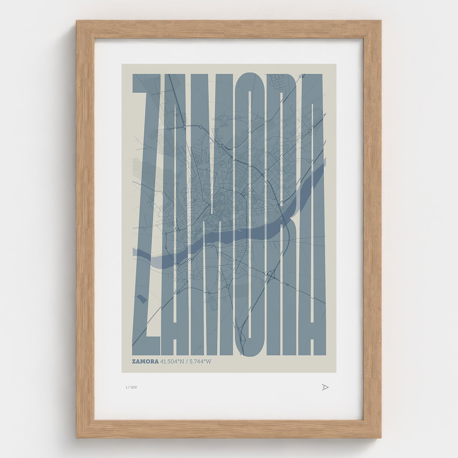 Lámina tipográfica de Zamora – diseño Extra Comprimida, marco de madera natural