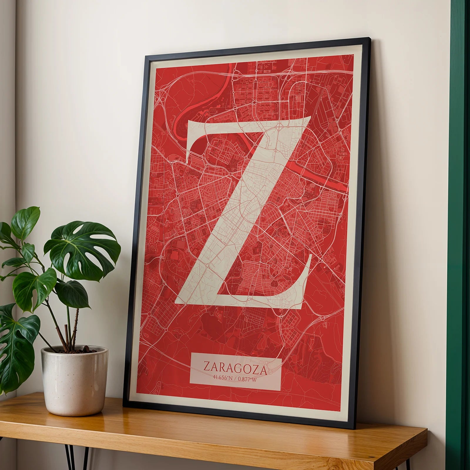 Diseño de interiores moderno con la lámina de Zaragoza en el diseño la Clásica, inspirado en la tipografía cincelada con una fuente elegante que crea un bonito contraste visual diseñado en rojo y fondo blanco roto, expuesto en la pared de un salón