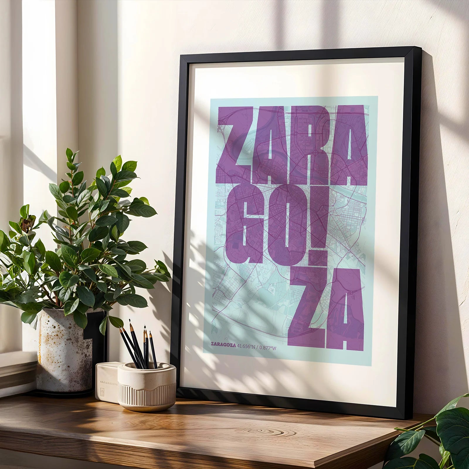 Diseño de interiores moderno con la lámina de Zaragoza en el diseño la Revoltosa, donde las letras del nombre aparecen aleatoriamente en diferentes líneas para un diseño urbano realmente original diseñado en púrpura y azul claro, expuesto en la pared de un salón