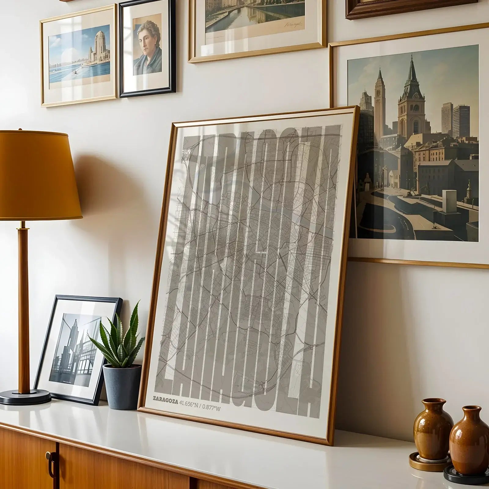 Diseño de interiores moderno con la lámina de Zaragoza en el diseño la Extra Comprimida, donde las letras se ajustan al ancho del mapa de la ciudad diseñado en marrón claro y fondo blanco roto, expuesto en la pared de un salón